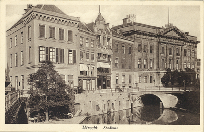 4686 Gezicht op de Oudegracht te Utrecht met rechts de Stadhuisbrug en het Stadhuis (Stadhuisbrug 1).